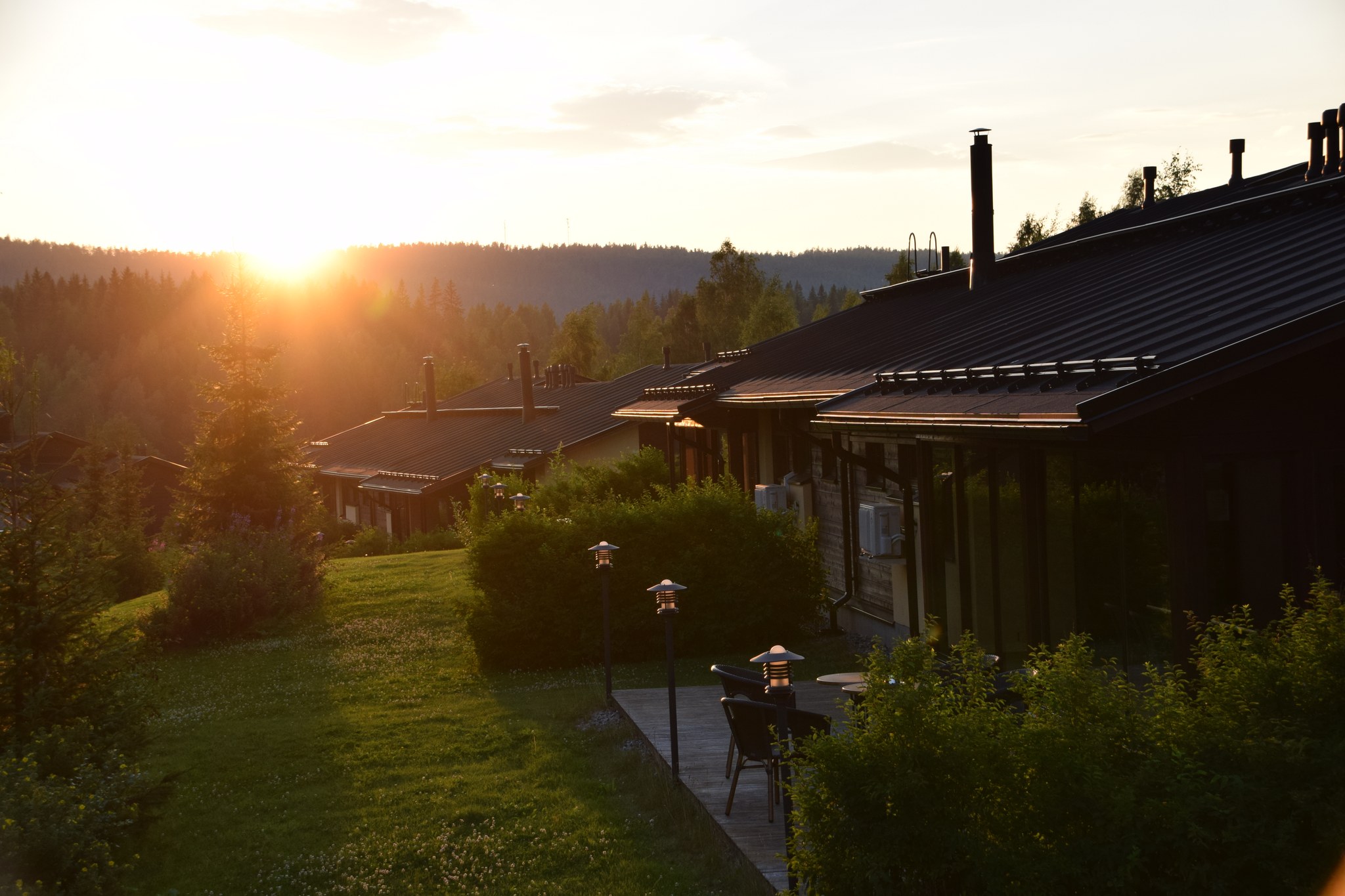 Golden Resort paritalohuvilat auringonlaskussa.