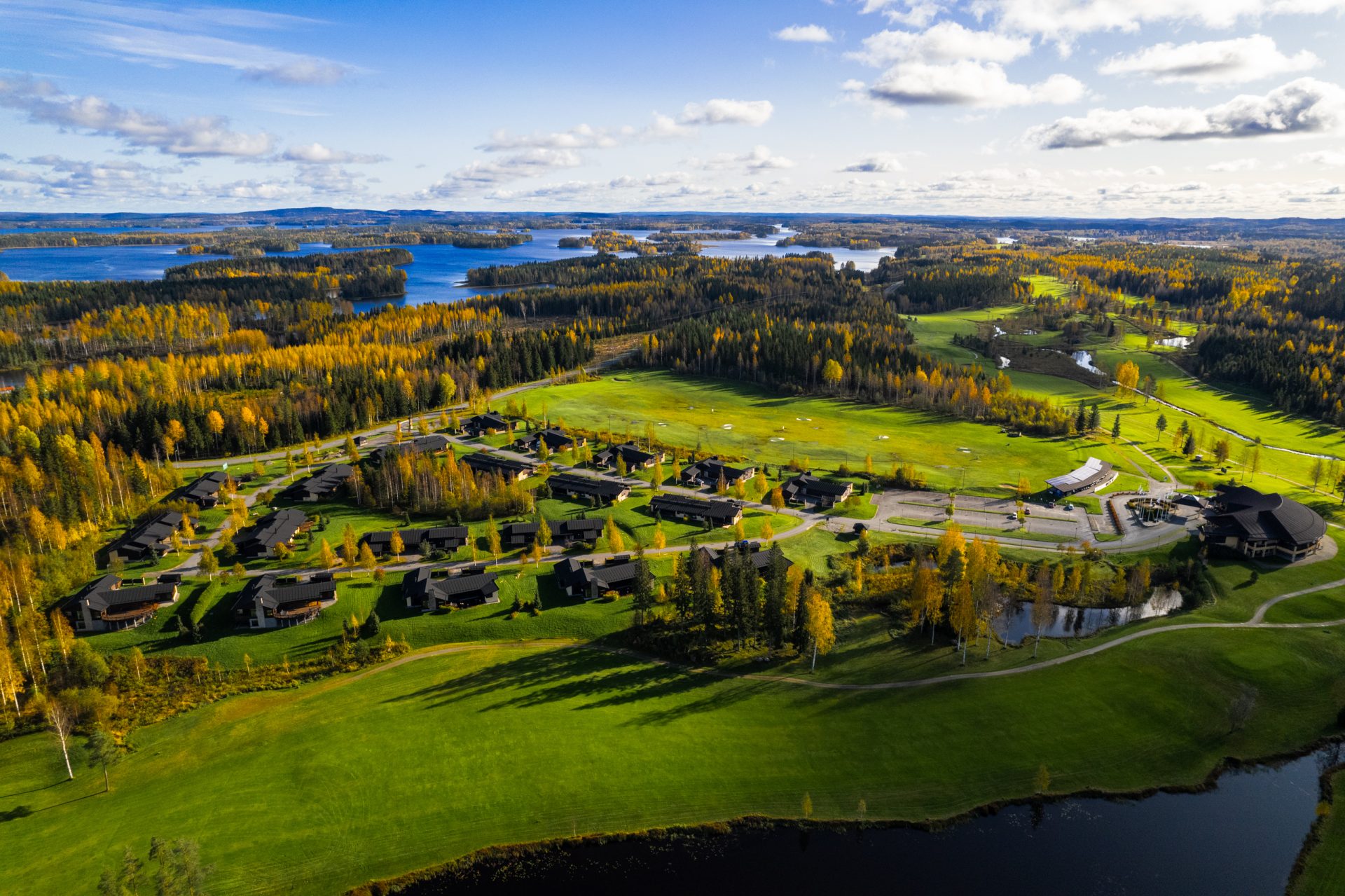 Dronekuva Golden Resortin huvilakylästä