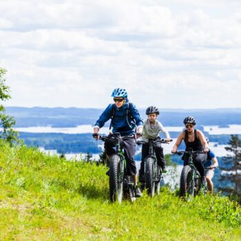 tahko_group-on-e-bike-tour_netti