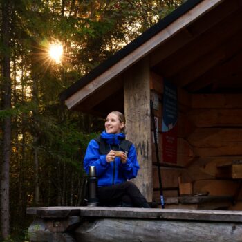 Nainen kahvilla ilveslaavulla