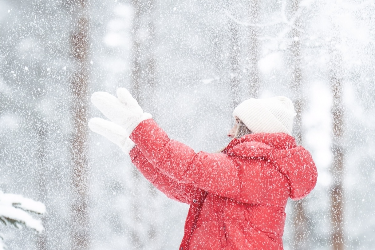 Yhteinen talvihetki lumisessa metsässä Tahkolla