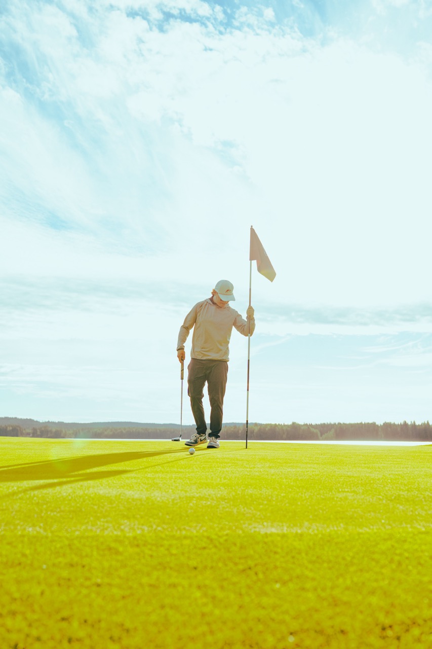 Golfaaja aamuauringossa